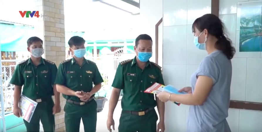 Bộ đội Biên phòng tỉnh Bến Tre giúp dân phòng dịch Covid-19